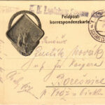 1918 K.u.k. Pferdefeldbahn 1914 Feldpostkorrespondenzkarte / Cs. és kir. lóvasút tábori postája a sapkajelvényük képével (EK)