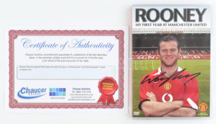 Wayne Rooney angol labdarúgó, a Manchester United volt játékosának autográf aláírása DVD-tokon (Rooney - My First Year at Manchester United), lemezzel, tanúsítvánnyal (Rooney tartja a gólrekordot mind az angol válogatottnál, mind a