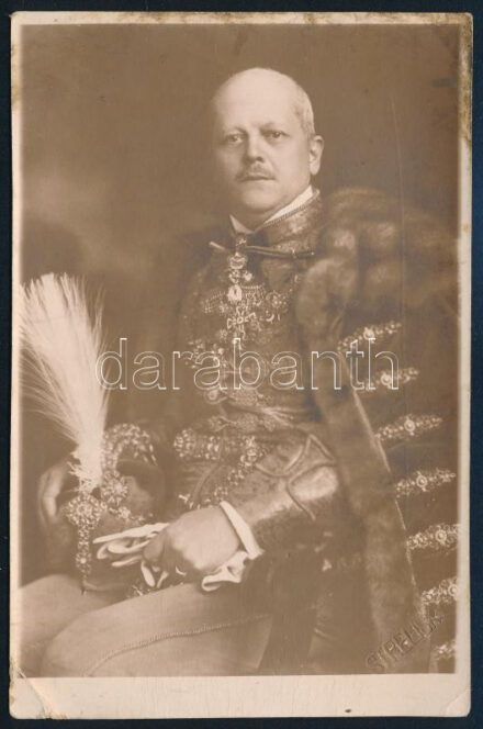 Batthyány-Strattmann László (1870-1931) főnemes, a ,,szegények orvosa', császári és királyi kamarás, az Aranygyapjas rend lovagja, Vas vármegye örökös főispánja díszmagyarban. Fotólap 9x14 cm
