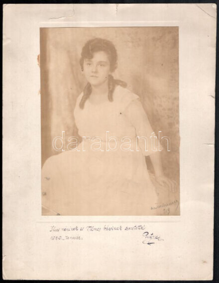 1919-1920 Korányi Jenőné Dr. Szigethy Vilma 'Putyu' (1904-1972) Szigethy Vilmos (1877-1956) író, költő, újságíró, későbbi szegedi főlevéltáros, a Szegedi Napló munkatársának lányának, Móra Panka barátnőjének fotója. Rajta