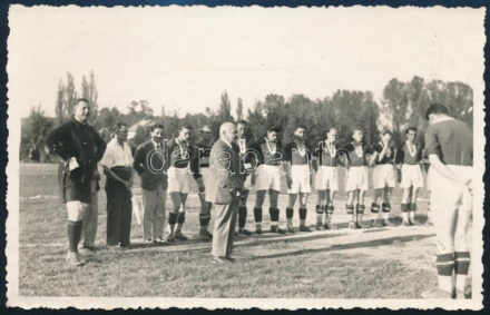 cca 1920-1940 Zalaegerszegi Torna Egylet labdarúgócsapatának fotója, fotólap, Zalegerszeg, Serényi Fotó, a hátoldalán feliratozva: 'Z(ala)egerszeg a Z.T.E. csapat alapítója és első elnöke', 8x13 cm