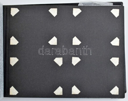 Üres fotóalbum, fotósarkokkal, harántalakú, zsinórfűzéses, 33x23 cm + 6 db különféle fotótasak