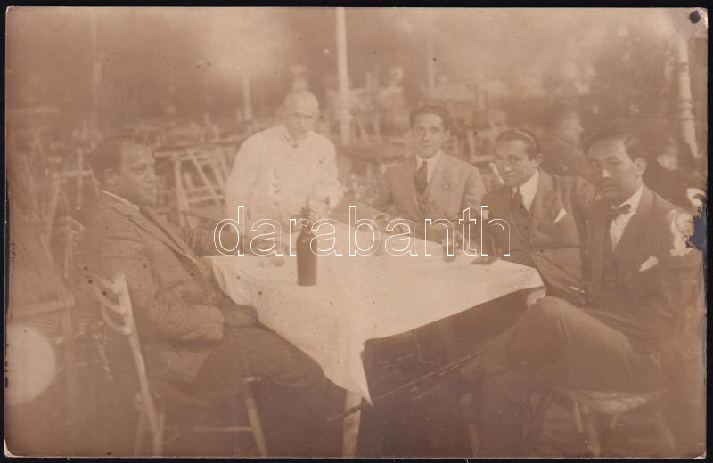 1924 Legénybucsú fotója, fotólap, a hátoldalon feliratozva, a hátoldalakon a résztvevők aláírásaival, foltos, 9x14 cm