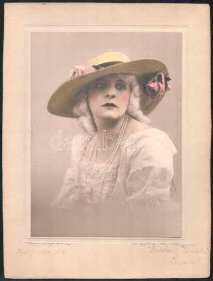 1927 Kalapos hölgy kézzel színezett fotója Vajda M. Pál műterméből, kartonra ragasztva, 23×17 cm
