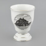 Porcelán pohár, a frankfurti operaház képével, matricás, jelzett (Bavaria TK), apró kopásnyomokkal, m: 12 cm, d: 9 cm.
