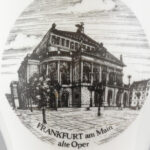 Porcelán pohár, a frankfurti operaház képével, matricás, jelzett (Bavaria TK), apró kopásnyomokkal, m: 12 cm, d: 9 cm. - Image 2