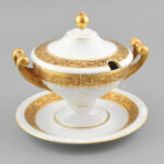 Hutschenreuter porcelán szószos kínáló. Aranyozott jelzett, kis kopással. m: 20 cm, d: 22 cm