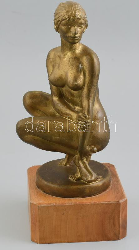 Rácz Edit (1936- ): Akt. Bronzírozott műanyag, képcsarnokos címkével, hibátlan, jelzett, m:23 cm