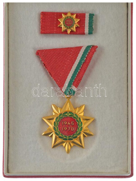 1970. 'Felszabadulási Jubileumi Emlékérem' aranyozott, zománcozott bronz kitüntetés mellszalagon, miniatűrrel, szalagsávval, eredeti tokban T:AU NMK 712.