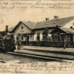 1903 Verőce, vasútállomás (vágányok felől földszintesnek látszik mert a vasút itt végig magas töltésen halad), gőzmozdony, vonat (EB)