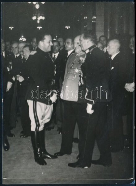 1942 József főherceg tisztek társaságában, hátoldalon feliratozott fotó Mannheim Katalin műterméből, 18×13 cm