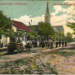 1906 Karcag, Nagykunsági Hírlap szerkesztősége magyar zászlóval, templom (EK)
