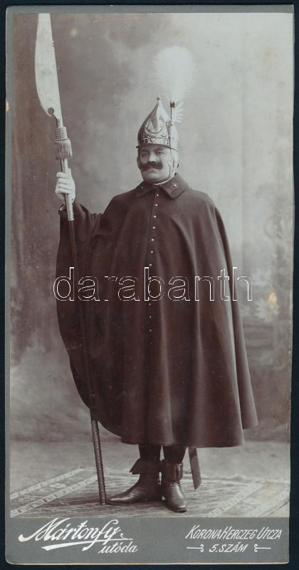 cca 1905 Palotaőr egyenruhában, keményhátú fotó Mártonfy budapesti műterméből, 20,5×10,5 cm