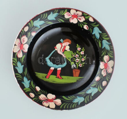 Hollóházi mázas fajansz porcelán dísztányér. Kézzel festett, jelzett, kopásokkal d: 24 cm