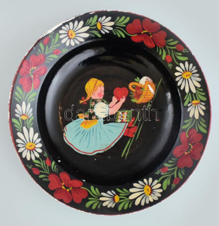 Hollóházi mázas fajansz porcelán dísztányér. Kézzel festett, jelzett, kopásokkal d: 24 cm