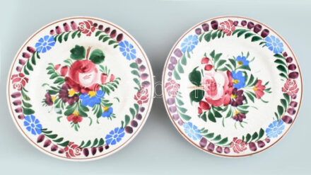 2 db Hollóházi mázas fajansz porcelán dísztányér. Kézzel festett, jelzett, mázrepedésekkel d: 19 cm