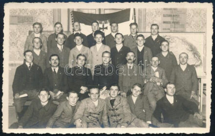 cca 1940 Kézdivásárhely (Târgu Secuiesc), magyar polgári szerveződés, a háttérben zászlóval és Nagy-Magyarország térképpel; fotólap, a hátoldalon Bogdán Elemér fényképész pecsétjével jelzett, 13,5x8,5 cm