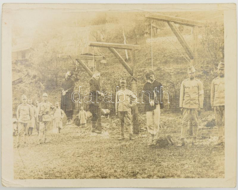1914 Kárpátalja, I. világháború, az északkeleti határnál állomásozó magyar katonák, három felakasztott árulóval: ,,A toronyai pap, tanító és bíró, kiknek kémkedése miatt az oroszok be tudtak jönni a Kárpátokon, - méltó