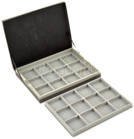 Érmetartó kazetta egy kivehető tálcával, összesen 24db, 50x50mm-es férőhellyel. Használt, foltos.