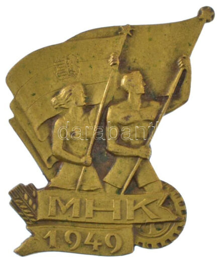 1949. 'MHK (Munkára Harcra Kész)' aranyozott bronz kitűző (~32x29mm) T:AU kissé kopott aranyozás