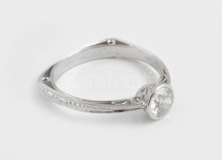 14k fehérarany (Au) koktélgyűrű 0,54 ct gyémánttal (K VS2), 1,9g. m: 55. tanúsítvánnyal, díszdobozban