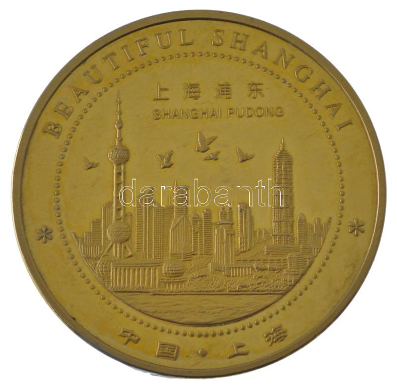 Kína DN 'Gyönyörű Shanghai / Shanghai városképe' aranyozott fém emlékérem (40mm) T:XF karc China ND 'Beautiful Shanghai / The Cityscape of Shanghai' gilt metal commemorative medallion (40mm) C:XF scratch - Image 2