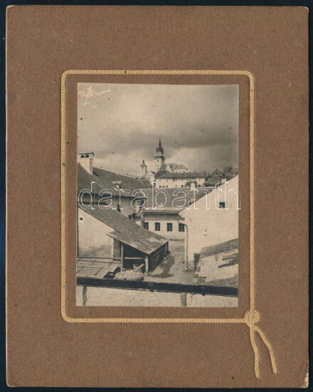 cca 1910 Körmöcbánya (Kremnica, Felvidék) Pipagyár, háttérben a Szent Katalin vártemplom 8x11 cm-es fekete-fehér fotó paszpartuban. Karton 14x17 cm