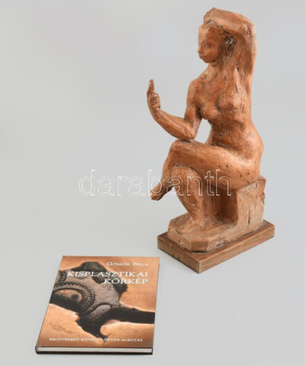 Kerényi Jenő (1908-1975): Fésülködő akt. Terrakotta. Jelzés nélkül. Fején kisebb sérüléssel, fa talapzaton. 40 cmReprodukálva: Gömör Béla: Kisplasztikai körkép. 27. o. A könyv mellékelve.
