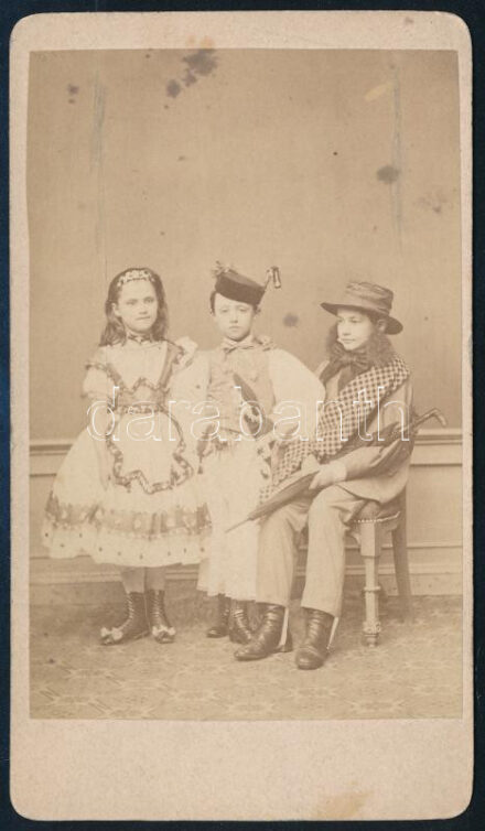 cca 1867 után Dessewffy Arisztid (1854-1922), Dessewffy Árpád (1858-1886), Dessewffy Emma (1859-1936), Dessewffy Dénes (1828-1898) 1848/49-es Nádor-huszár őrnagy és emigrációs politikus és Adél Jourdan (1835-1875 gyerekeinek