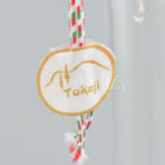 Tokaji szamorodni díszüveges bor, belül fújt üveg figurákkal: esküvői pár. Bontatlan palack - Image 2