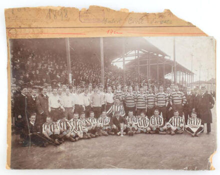 1898 (1901?) Budapesti Torna Club (BTC) és Richmond Football-Club (AFC Richmond) labdarúgóinak csoportképe, fotó kartonon, a fotó feltehetőleg a Millenáris pályán készülhetett, a kartonon 1898 szerepel,de valószínűleg 1901 lesz