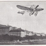 Budapest I. Bleriot repülőgépe a Vérmező és Váralja felett, montázs. Löbl D. és fia kiadása (Rb)