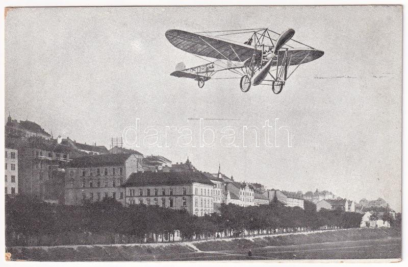 Budapest I. Bleriot repülőgépe a Vérmező és Váralja felett, montázs. Löbl D. és fia kiadása (Rb)