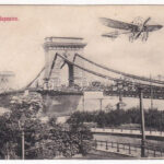 1909 Budapest, Bleriot repülőgépe a Lánchíd felett, montázs (EK)