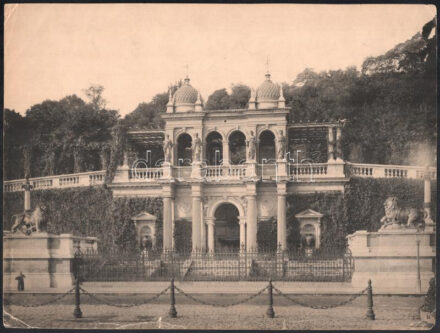 cca 1914-1920 A Várbazár épületének két nagyméretű képe, a hátoldalán 'Dr. Lux Kálmán' (1880-1961) építész, restaurátor névbélyegzőjével, szakadásokkal, törésnyomokkal, 33x25 cm