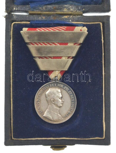 1917. 'Károly Ezüst Vitézségi Érem II. osztálya, negyedszeri adományozás' peremen jelzett Ag kitüntetés mellszalagon, eredeti, viseltes dísztokjában. Szign.: Kautsch T:AU,XF / Hungary 1917. 'Silver Gallantry Medal, 2nd Class, awarded