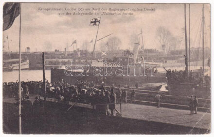 Kronprinzessin Cecilie am Bord des Regierungsdampfers Dresel vor der Anlegestelle am Vulcan in Stettin / Duchess Cecilie of Mecklenburg-Schwerin, Crown Princess at the Vulcan shipyard in Szczecin (ázott / wet damage)