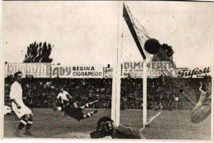 1935 Bucharest, Bukarest, Bucuresti, Bucuresci; Román válogatott - Admira (Bécs) 3:3. A harmadik gólt Dobay István, román válogatott labdarúgó, csatár lőtte, hátoldalon az aláírása / Romania - FC Admira (Wien) 3:3. Goal of Stefan