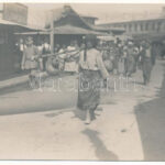 1918 Bucharest, Bukarest, Bucuresti, Bucuresci; woman carrying jugs on the street, folklore, German soldier. Max Steckel photo