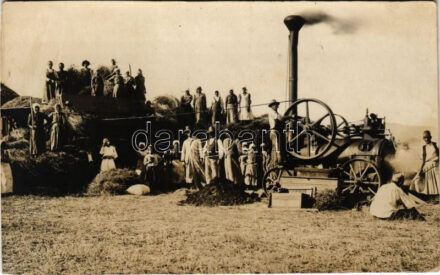 Hoffherr és Schrantz cséplőgép munkában, reklám / Threshing machine in work, advertisement. photo