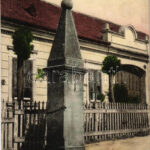 Pöstyén-fürdő, Kúpele Piestany; pellengér (szégyenfa) a Vásár téren. Laufer Nándor kiadása / Pranger / pillory (EK)