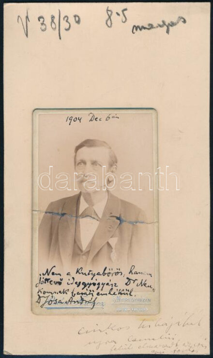 1904 Jósa András (1834-1918) régész, orvos és antropológus autográf dedikációjával ellátott vizitkártya fotója. Sérült, lapra ragasztva