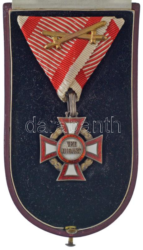 1916. 'A Katonai Érdemkereszt III. Osztálya hadidíszítménnyel és kardokkal' fülön jelzett, zománcozott Ag kitüntetés mellszalagon, eredeti 'V. Mayers Söhne' adományozói tokban T:AU viselésből eredő kis zománchibákkal / Hungary