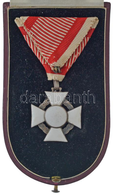 1916. 'A Katonai Érdemkereszt III. Osztálya hadidíszítménnyel és kardokkal' fülön jelzett, zománcozott Ag kitüntetés mellszalagon, eredeti 'V. Mayers Söhne' adományozói tokban T:AU viselésből eredő kis zománchibákkal / Hungary - Image 2