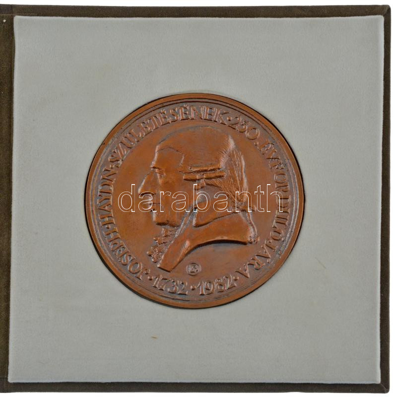 Lapis András (1942-) 1982. 'Joseph Haydn születésének 250. évfordulójára - 1732-1982' bronz emlékérem dísztokban (83mm) T:UNC