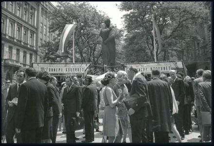 1970 Bp., ünnepi könyvhét a Liszt Ferenc téren, sajtófotó, a hátoldalon feliratozott, pecséttel jelzett (Magyar Hírek - Keleti Éva felvétele), 18x12 cm