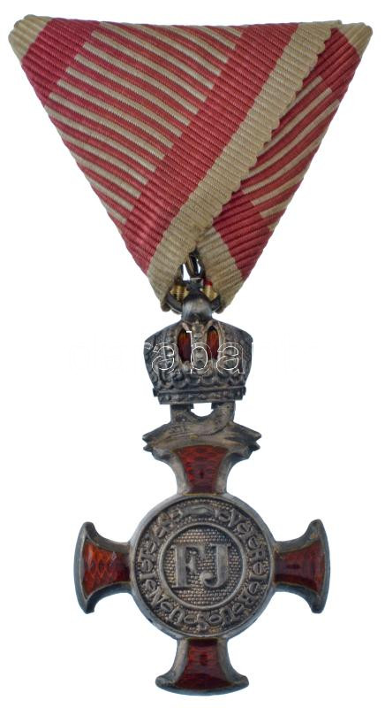 1869-1916. 'Koronás Ezüst Érdemkereszt' karikán jelzett Ag kitüntetés mellszalag nélkül, függesztőkarikán fémjellel és '[WILH.] KUNZ - WIEN X' gyártói jelzéssel T:AU,XF enamel error / Hungary 1869-1916. 'Silver Cross of Merit with