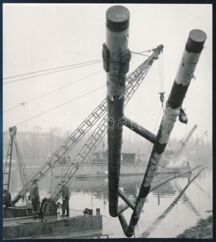 1972 Gázcső fektetés a Dunán Soroksárnál, sajtófotó, a hátoldalon feliratozott, pecséttel jelzett (Magyar Hírek - MTI Fotó Főosztály), 14,5x13 cm
