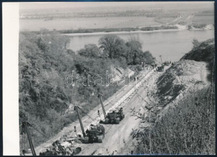 1972 A Barátság kőolajvezeték áthúzása a Dunán, sajtófotó, a hátoldalon feliratozott, pecséttel jelzett, 18x13 cm