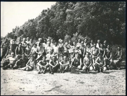 1981 Requiem c. magyar film (rendezte: Fábri Zoltán), csoportkép a színészekkel és a stáb tagjaival, fotó, a hátoldalon feliratozott, pecséttel jelzett (Inkey Alice felvétele), szélén kisebb szakadással, 24x18 cm